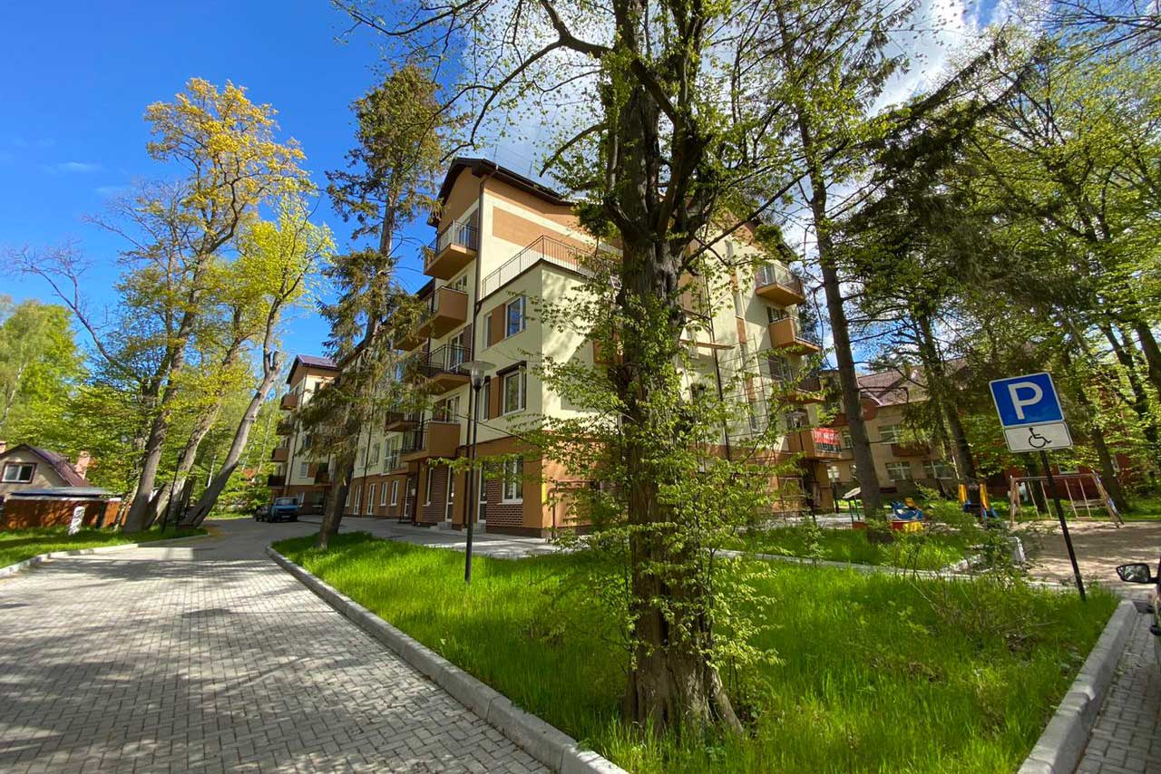Just rent your second home on the coast of the Baltic Sea in Svetlogorsk town, Kaliningrad region. It takes 5 minutes to walk along an alley through a shady park to a tranquil sandy beach. You can reach the Svetlogorsk Promenade walking along the shore.